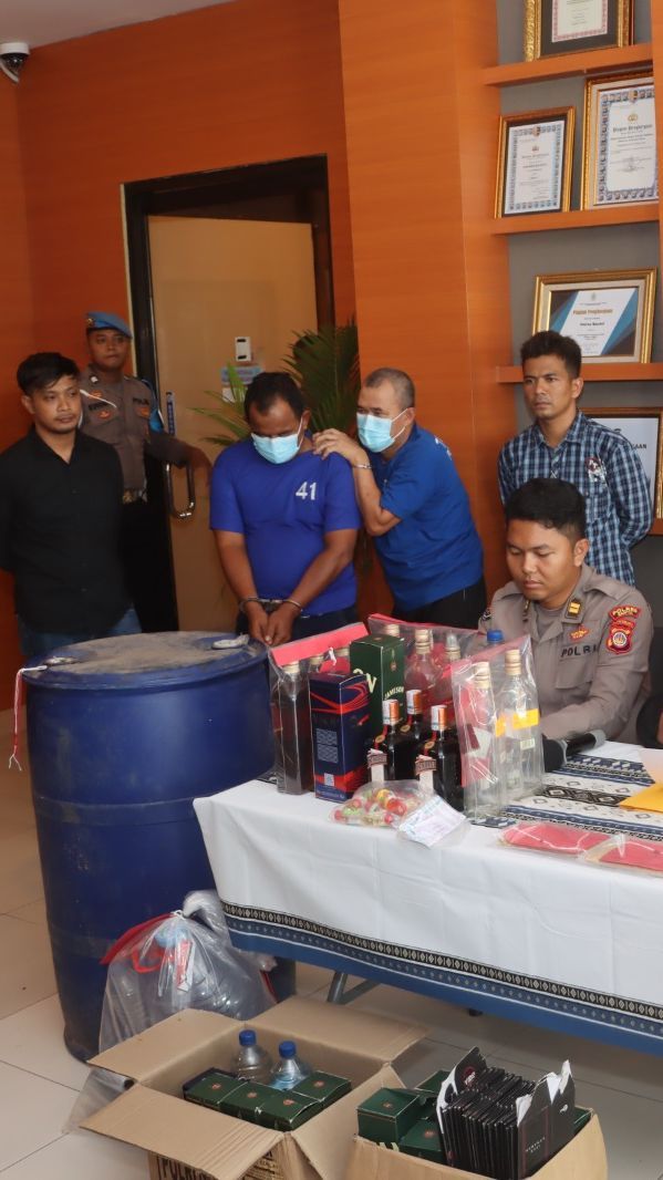 Tewaskan 1 Orang, Pecatan Polisi Racik Miras Oplosan Berbahan Alkohol Disinfektan