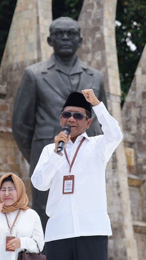 Mahfud MD Daftarkan Diri ke KPU Pakai Baju Lima Tahun Lalu, Kisahnya Bikin Ngakak Ganjar Pranowo