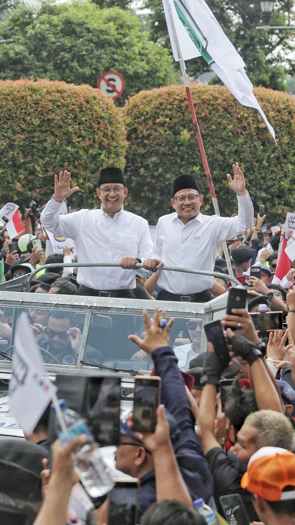 VIDEO: Mobil Anies Muhaimin 'Jalan Mundur' Berangkat ke KPU, Pendukung Teriak: Allahuakbar