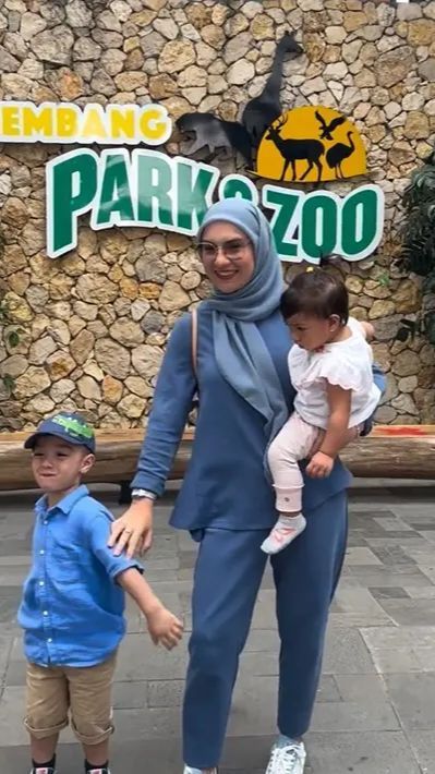 Meskipun Suami Telah Bebas, Irish Bella Ajak Anak Ke Kebun Binatang Tanpa Ammar Zoni