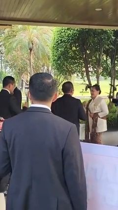 Momen Iriana Terkejut  Saat Paspampres Bawa Spanduk di depan Istana dan Menyanyikan Selamat Ulang Tahun