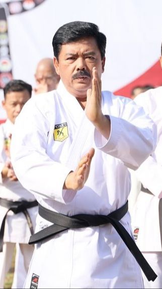 Mantan Panglima TNI Hadi Bersabuk Hitam Karate Keluarkan Jurus Bareng Iwan Fals