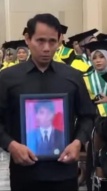 Momen Penuh Haru Ayah Wakili Wisuda Anaknya yang Meninggal, Bawa Foto Almarhum Bikin Mahasiswa Nangis