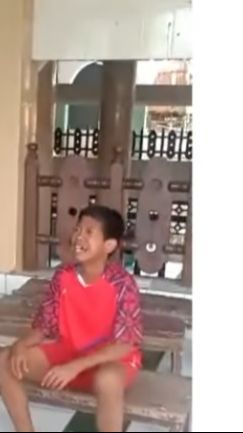 Viral Bocah Kaus Merah Dipiting & Ditendang di Masjid, Begini Kata Polisi