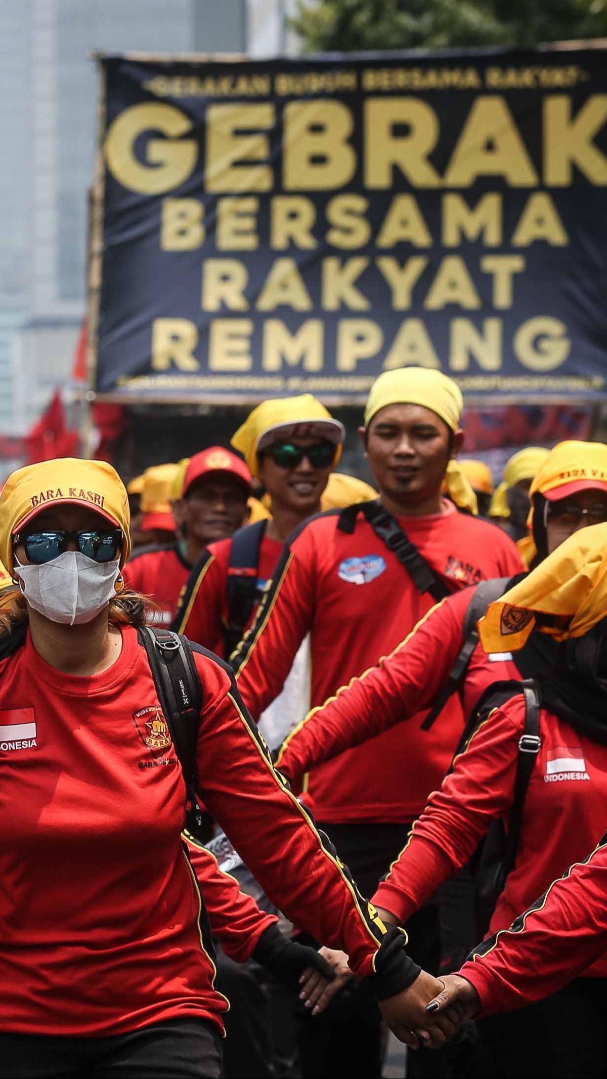 FOTO: Tuntut Cabut UU Cipta Kerja, Massa GEBRAK Geruduk Gedung MK dan Ancam Mogok Kerja