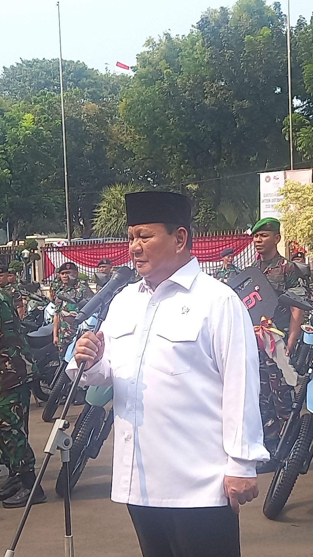 Luhut & Prabowo Saling Beri Hormat, Kawan Sejak Muda