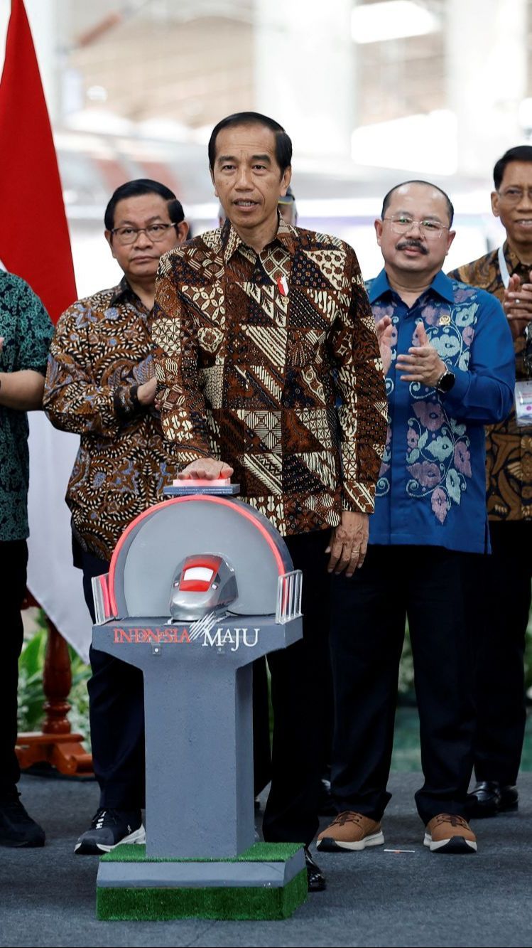 VIDEO: Momen Jokowi dan Iriana Full Senyum Kepala Daerah Bak Model di Istana Berbatik