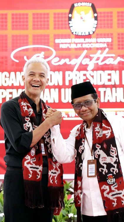 VIDEO: Mahfud Pakai Kemeja Putih 5 Tahun Lalu saat Batal Jadi Cawapres Jokowi