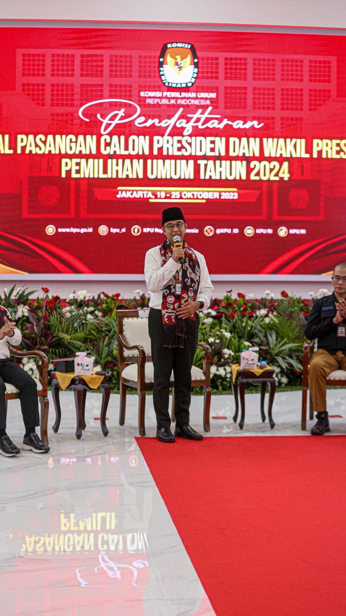 VIDEO: Daftar Ke KPU, Anies Cak Imin Cium Tangan Surya Paloh Dulu