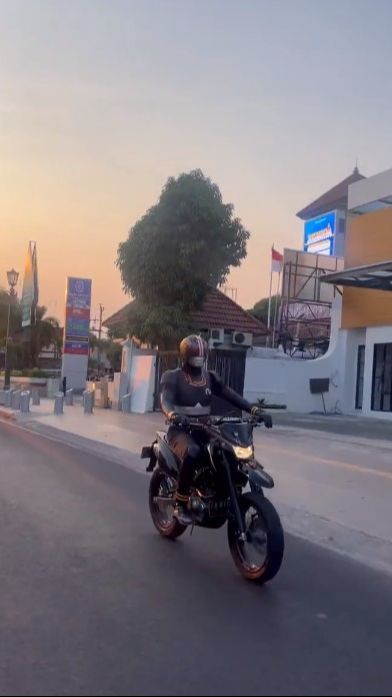 Viral Video Pengemudi Motor Cosplay Satria Baja Hitam, Bikin Warganet Nostalgia