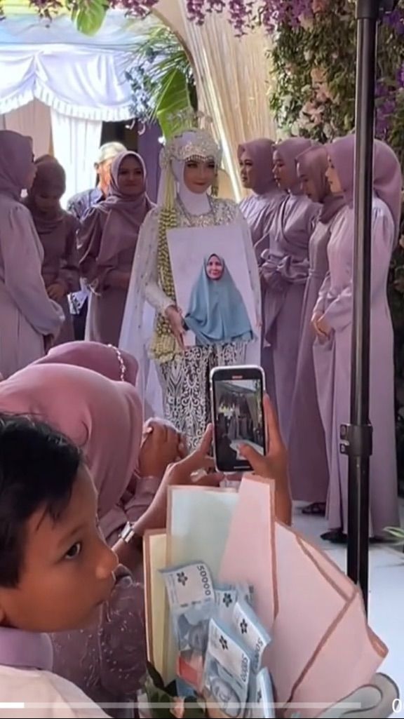 Ingin Sang Ibu Ada di Hari Spesialnya, Wanita Ini Bawa Foto Almarhum Ibunda saat Akad Nikah