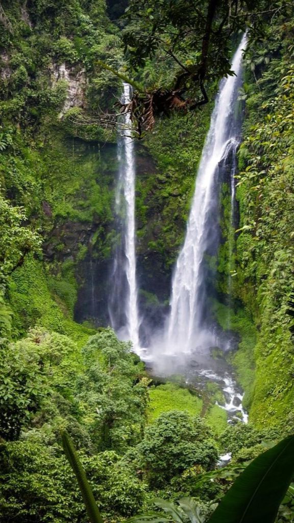 Sensasi Cipratan Air di Curug Lembah Purba Sukabumi, Lokasinya Mengagumkan di Tengah Hutan