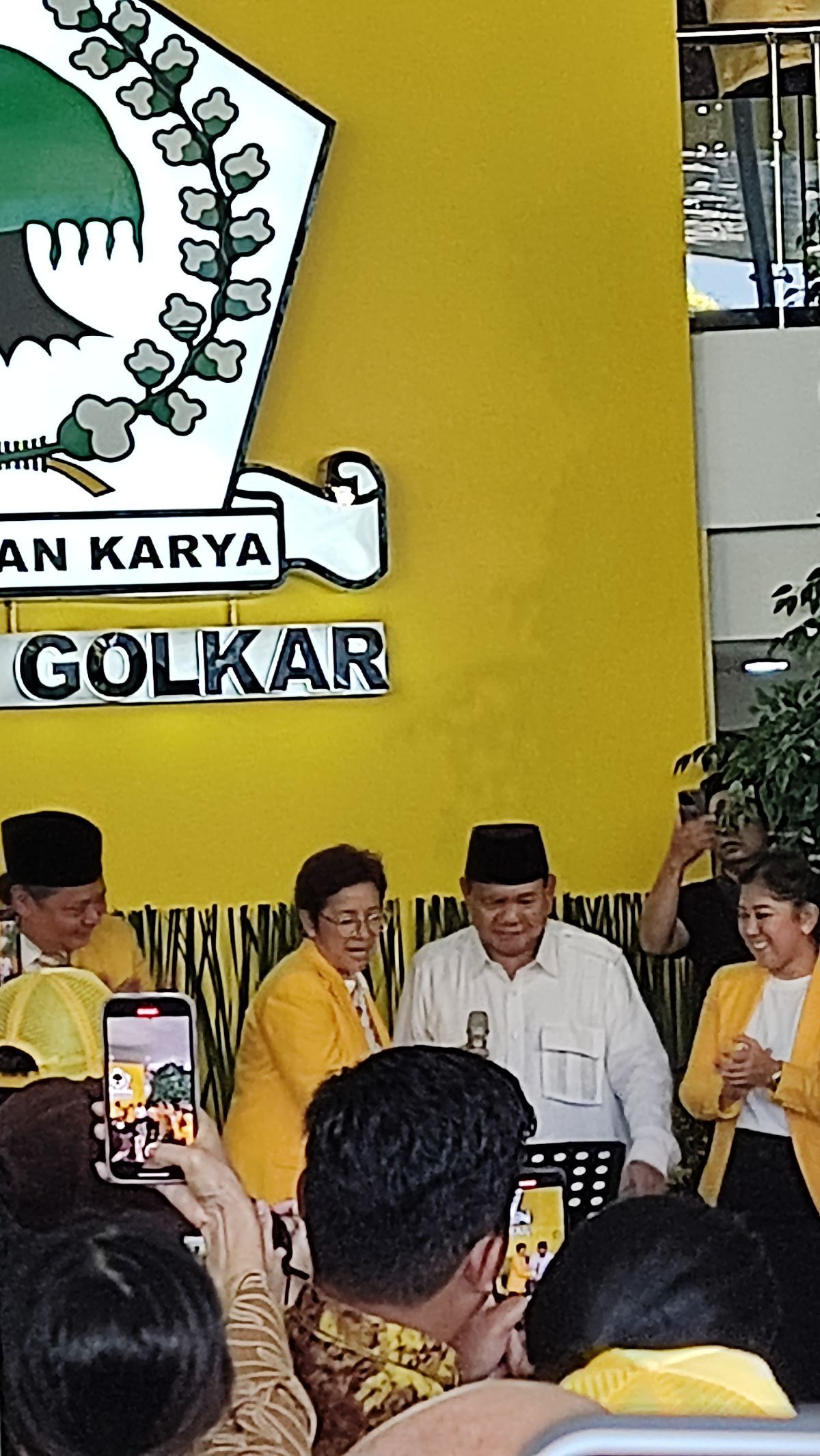 Ketum Golkar Dukung Cawapres Prabowo Berumur di Bawah 40 Tahun, Gibran?