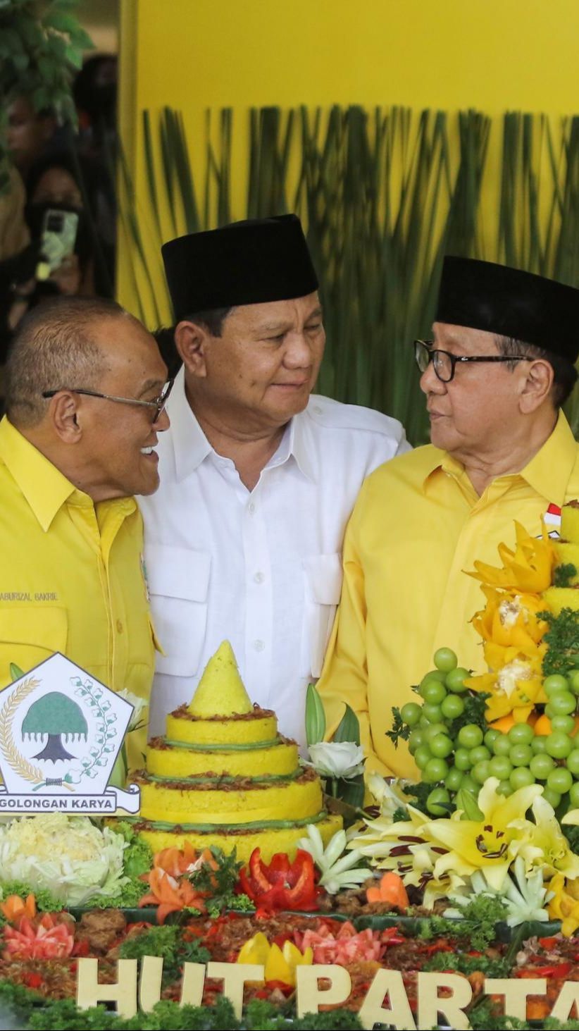 FOTO: Hadiri Syukuran HUT Partai Golkar, Prabowo Akrab Rangkul Akbar Tanjung dan Aburizal Bakrie