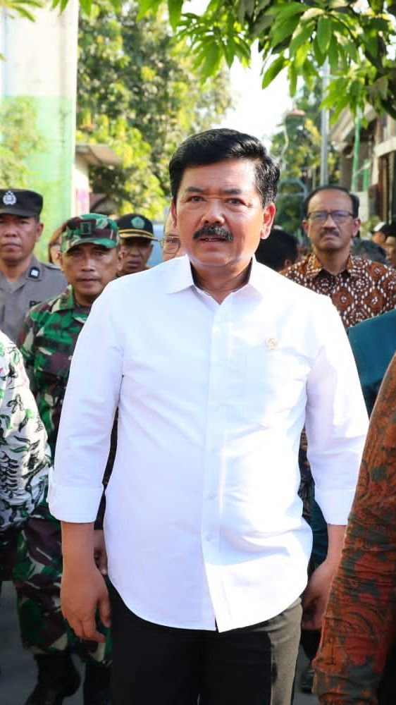 Menteri Hadi Blusukan ke Sidoarjo, Serahkan Puluhan Sertipikat dari Pintu ke Pintu