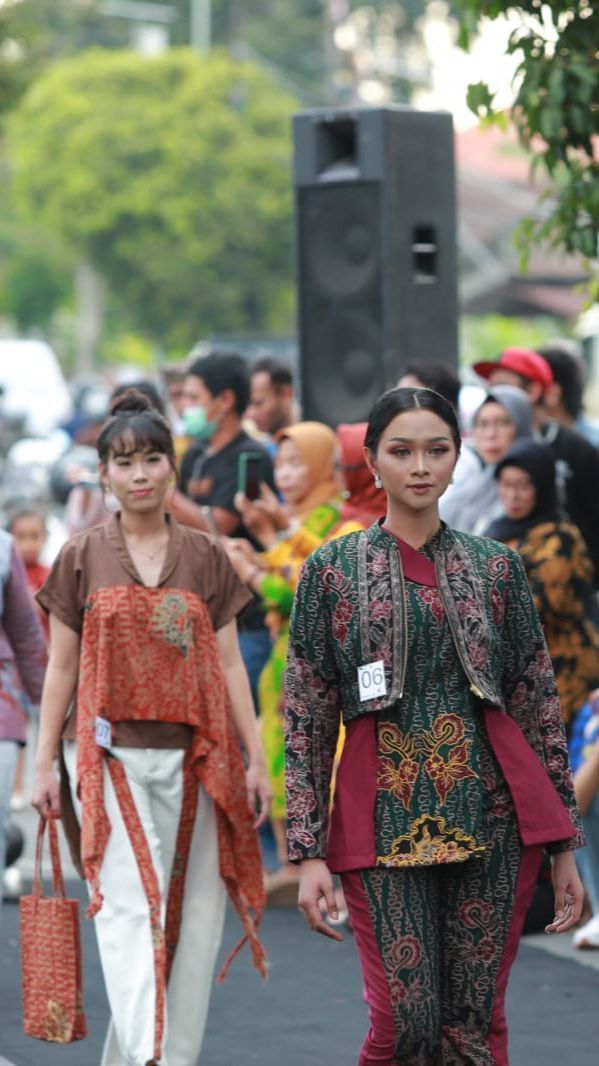 Mengawali Batik Festival, Banyuwangi Gelar Fashion On Pedestrian