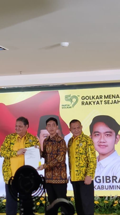 Wajah Tegang Gibran Terima Dokumen Keputusan Rapimnas Golkar Diusung jadi Cawapres Prabowo