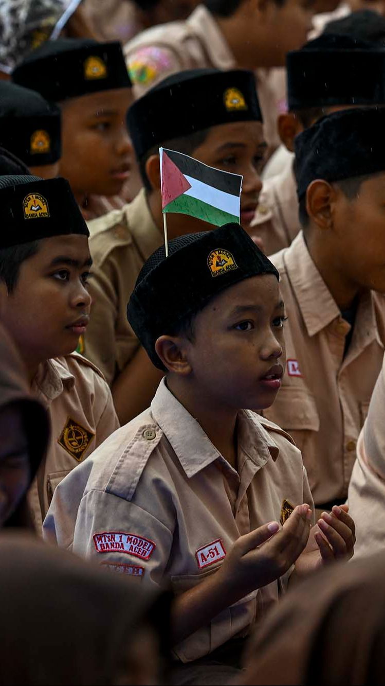 FOTO: Khusyuk Ratusan Pelajar Gelar Doa Bersama untuk Warga Palestina di Jalur Gaza