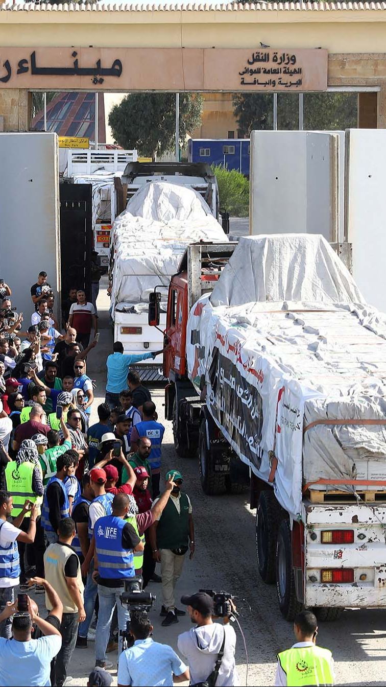 FOTO: Detik-Detik 20 Truk Bantuan Kemanusiaan Akhirnya Masuk ke Jalur Gaza