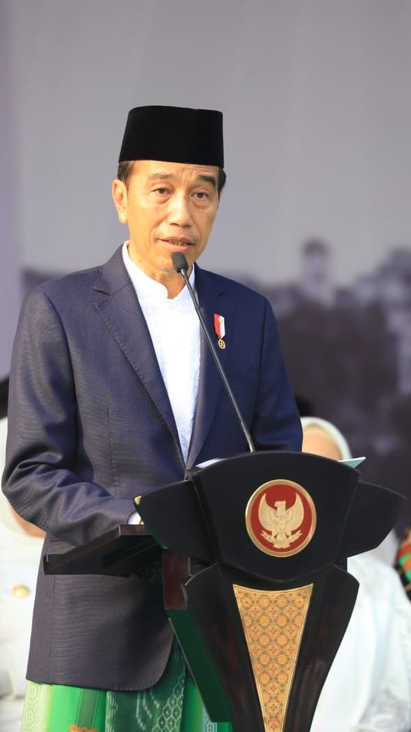 Kompak Sarungan, Intip Momen Hangat Presiden Jokowi-Prabowo di Apel Hari Santri 2023