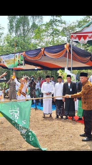 HSN 2023, Bupati OKU Timur Beri Beasiswa untuk Santri Berprestasi