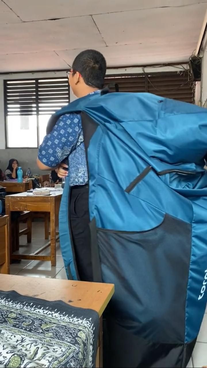 Viral Siswa Sekolah Bawa Ransel Raksasa, Warganet: Bisa Menampung Harapan Orang Tua