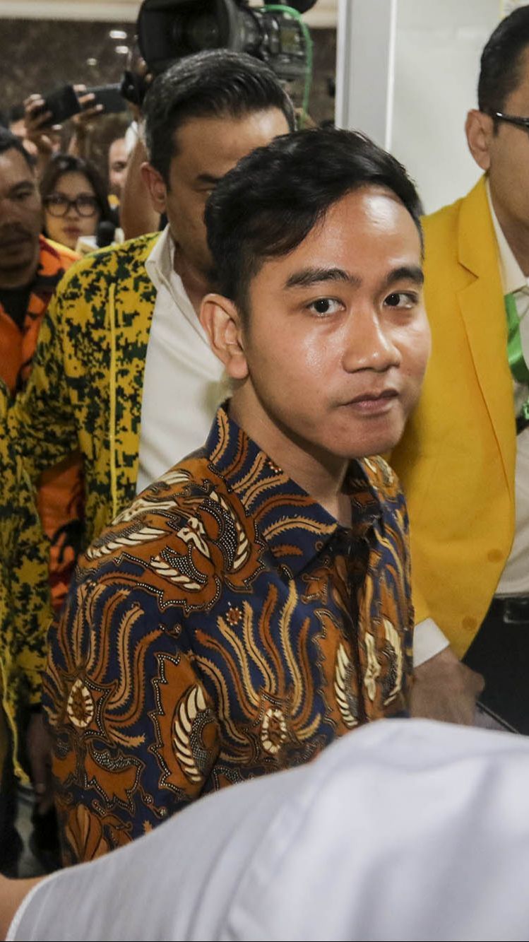 Diundang ke Rapimnas Gerindra, Gibran Keluar Kantor: Saya Enggak ke Bandara, Tenang Saja