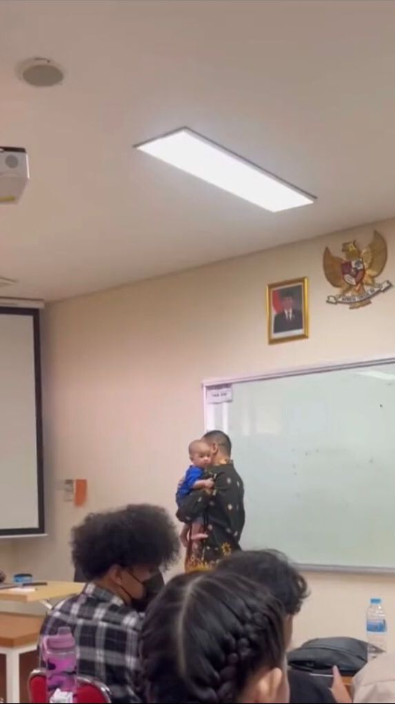 Viral Mahasiswi Bawa Anak ke Kampus, Cepat Akrab dengan Dosen