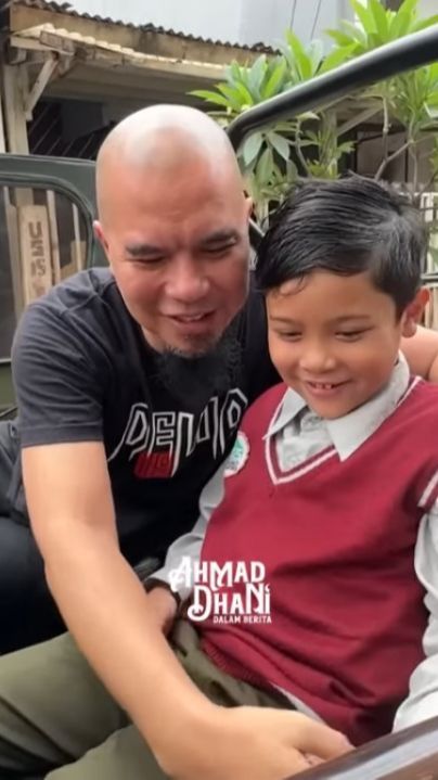 Jadi Pusat Perhatian, Ahmad Dhani Antar Muhammad Ali ke Sekolah Naik Mobil Perang