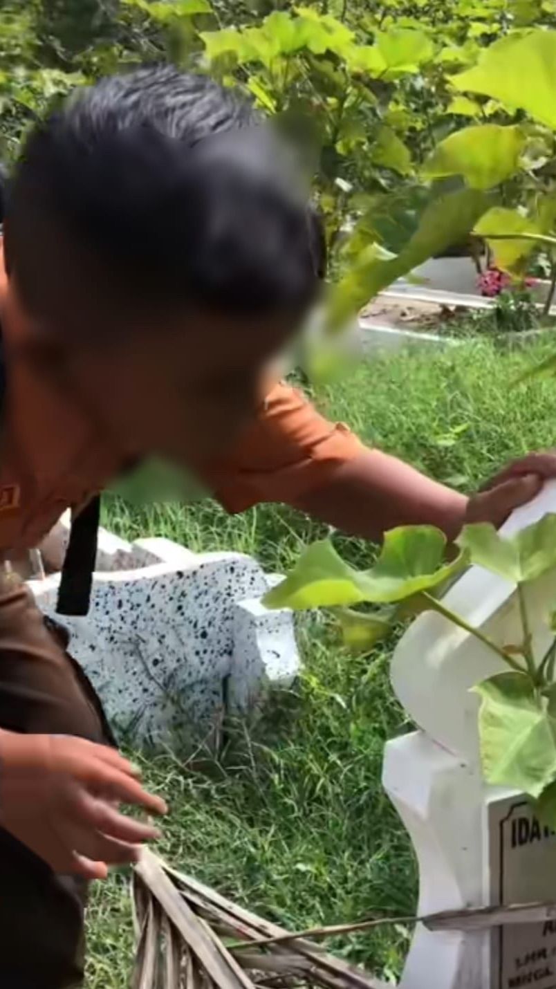 Momen Haru Anak SD Berdoa Menangis di Makam Ibunya, Janji Akan Datang Lagi