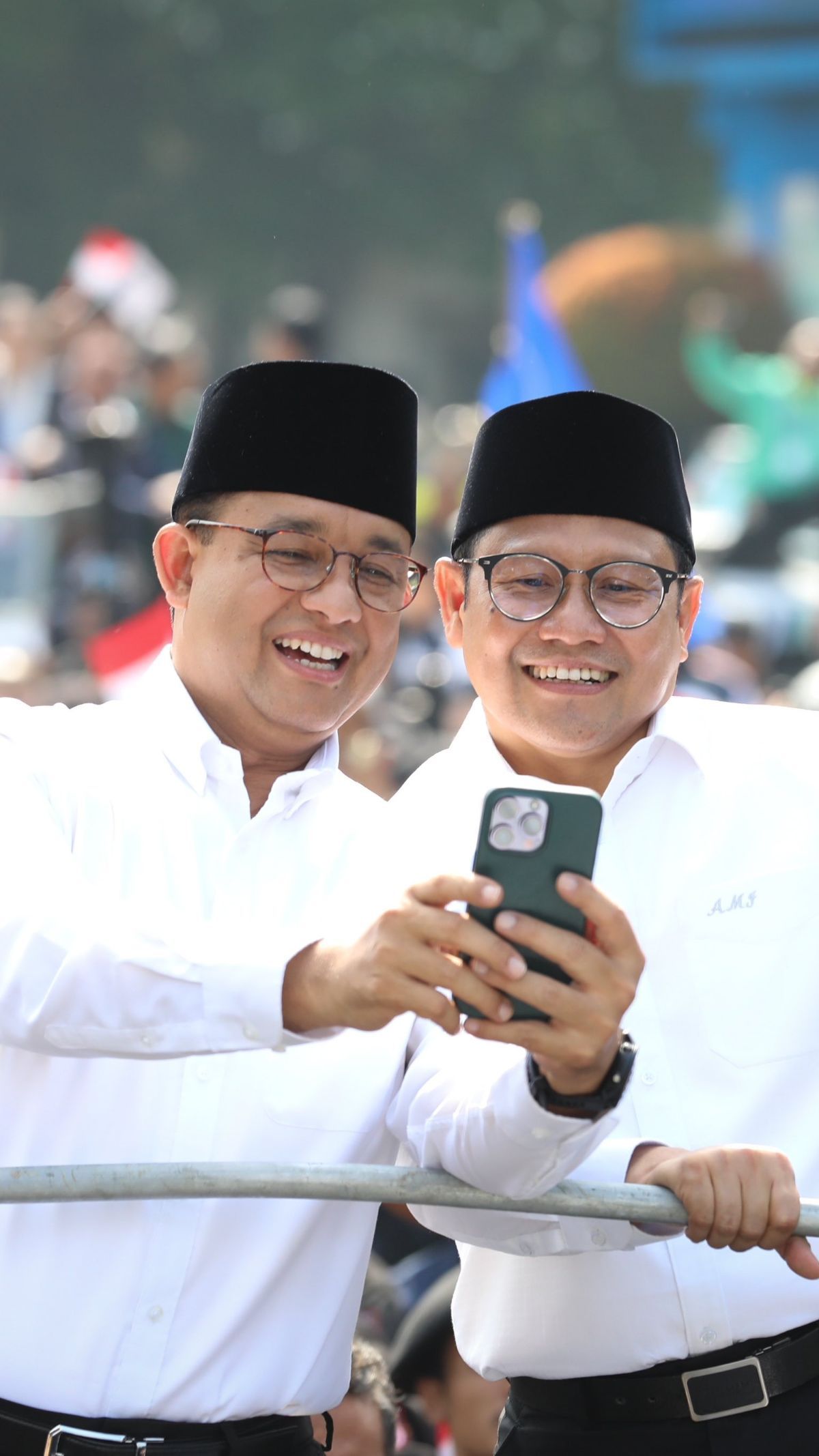 VIDEO: Santri Banget! Cak Imin 'Selepet' Anies Pakai Sarung sampai Kesakitan