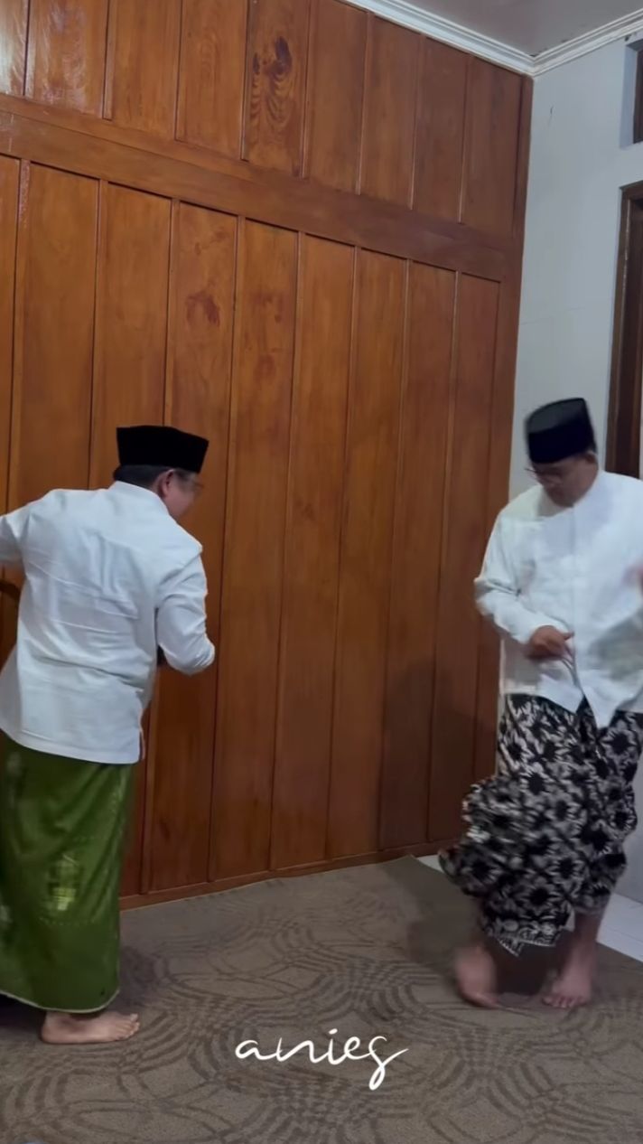 Momen Kocak Cak Imin Selepet Anies Pakai Sarung