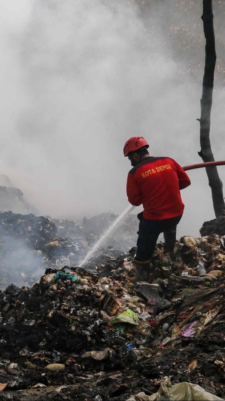 FOTO: Penampakan Kepulan Asap Putih Kebakaran di TPS Limo Menyebar dan Selimuti Depok