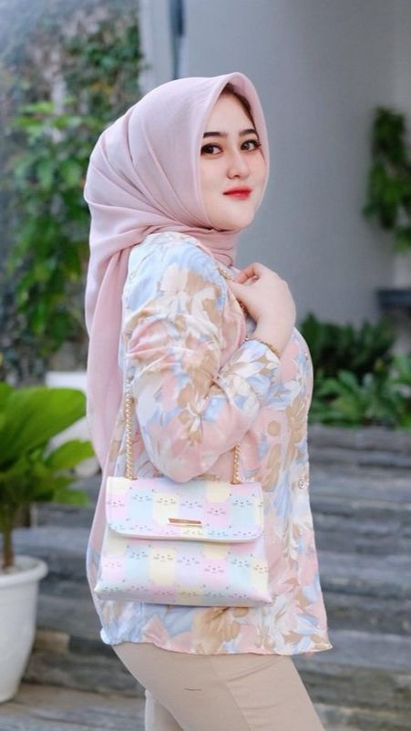 Cantiknya Bhayangkari Putri Assegaf Istri Briptu Mustakim dengan Busana Pink