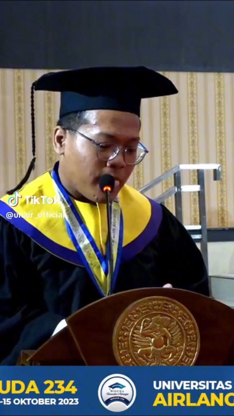 Viral Wisudawan Iseng Berpantun di Depan Rektor, Tak Terduga Malah Dapat Beasiswa S2 Sampai Lulus