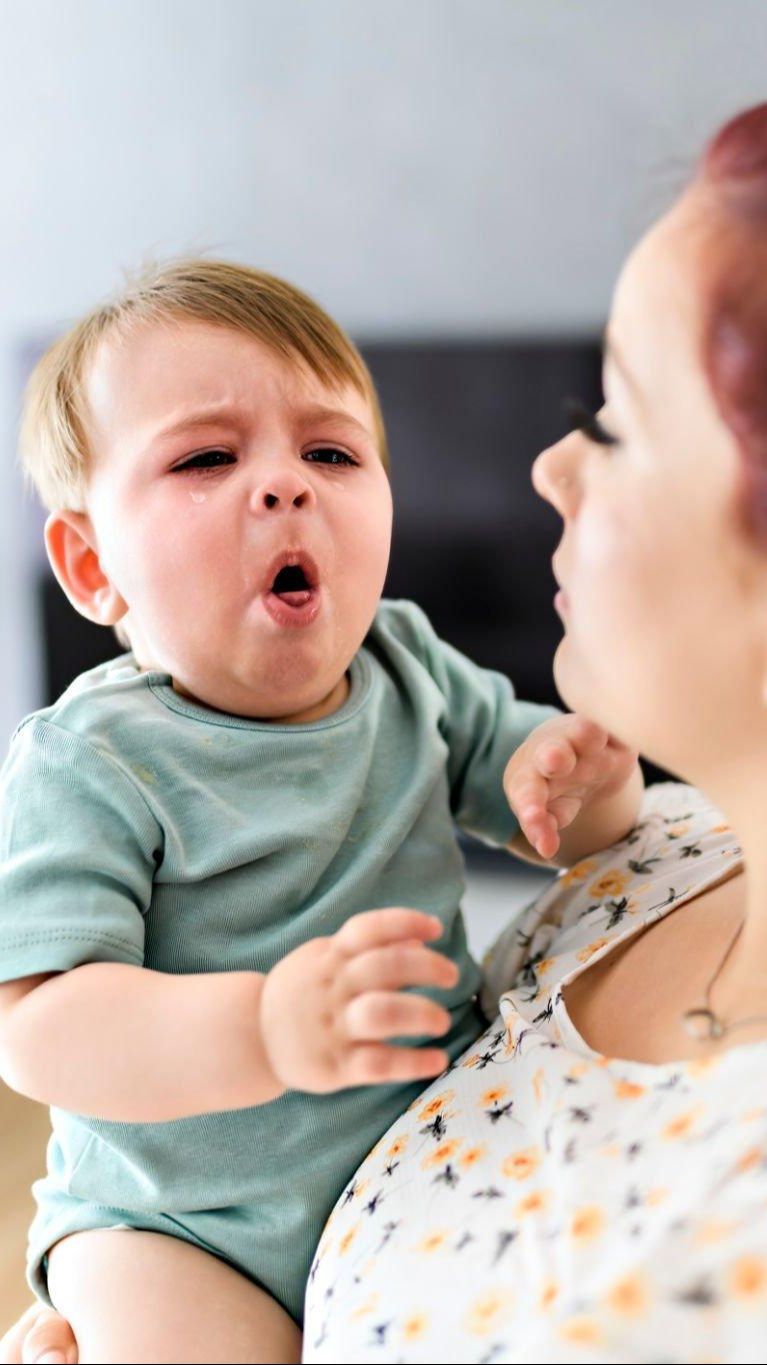 Penyebab Bayi Batuk Sampai Muntah, Lengkap Beserta Cara Mengatasinya