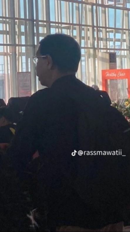 Perempuan Ini Kaget saat Diberi Uang Pria Tak Dikenal di Bandara, Ternyata Ini Sosoknya