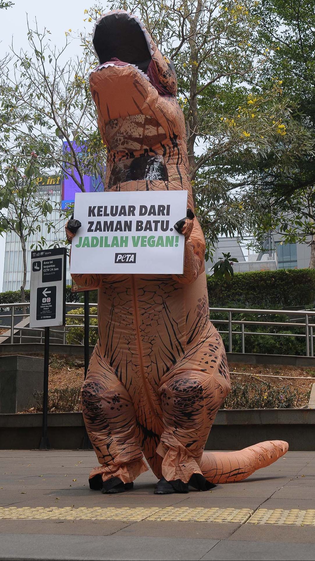 FOTO: Berkostum Dinosaurus, Aktivis PETA Ajak Masyarakat Hidup Vegan Tanpa Eksploitasi Hewan