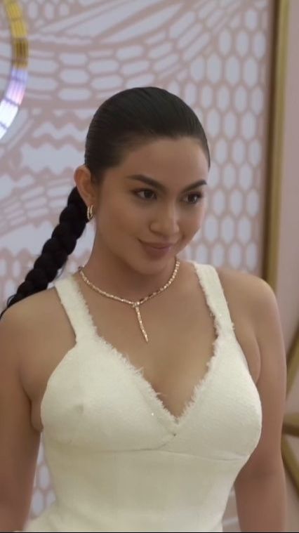 Cantiknya Ariel Tatum Pakai Dress Putih dengan Rambut Dikepang, Ini Foto-fotonya