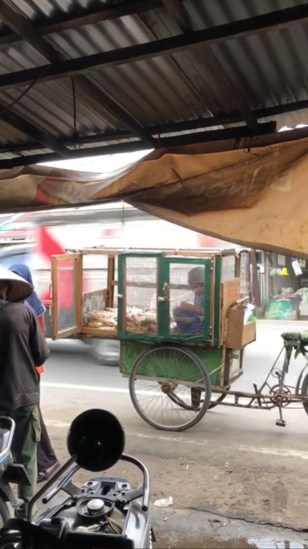 Demi Temani Kakek Jualan, Bocah Ini Masuk Gerobak Roti Sambil Belajar