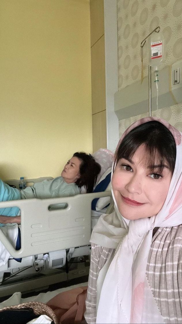 7 Potret Tamara Bleszynski Minta Doa untuk Sang Ibu yang Terkena Serangan Stroke