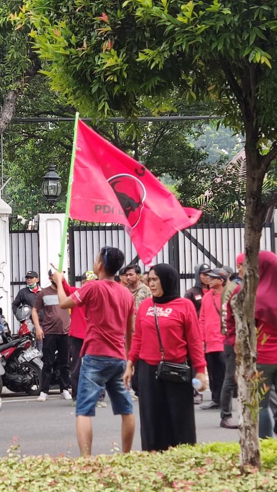 VIDEO: Pendukung Gibran Bawa Bendera PDIP Jelang Daftar ke KPU Bikin Heboh