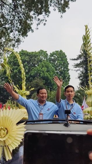 Massa Berebut Salaman dengan Prabowo dan Gibran saat Menuju KPU, Sampai Ada yang Nabrak Motor Terparkir