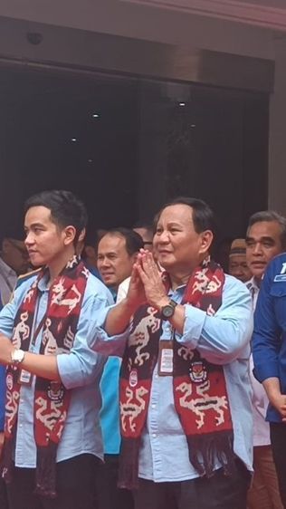 Tiba di gedung KPU, Prabowo Joget Dua Jari di Atas Maung Berhias Janur Kuning