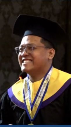 Mahasiswa ini jadi Sorotan Rektor Gara-Gara Pantun saat Wisuda, Tak Disangka Langsung Dapat 'Golden Ticket'