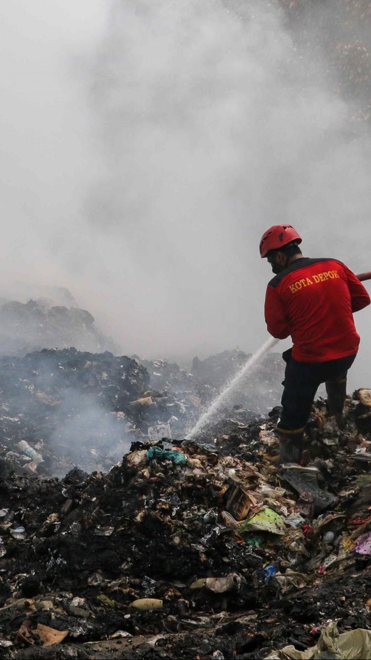 Heroik! Petugas Damkar Sampai Pakai Selang Oksigen Saat Berjuang dalam Kapungan Asap Bakar TPA di Tangerang