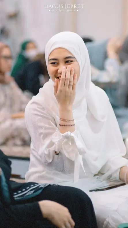 Potret Cantik Aaliyah Massaid Berhijab saat Ikuti Kajian