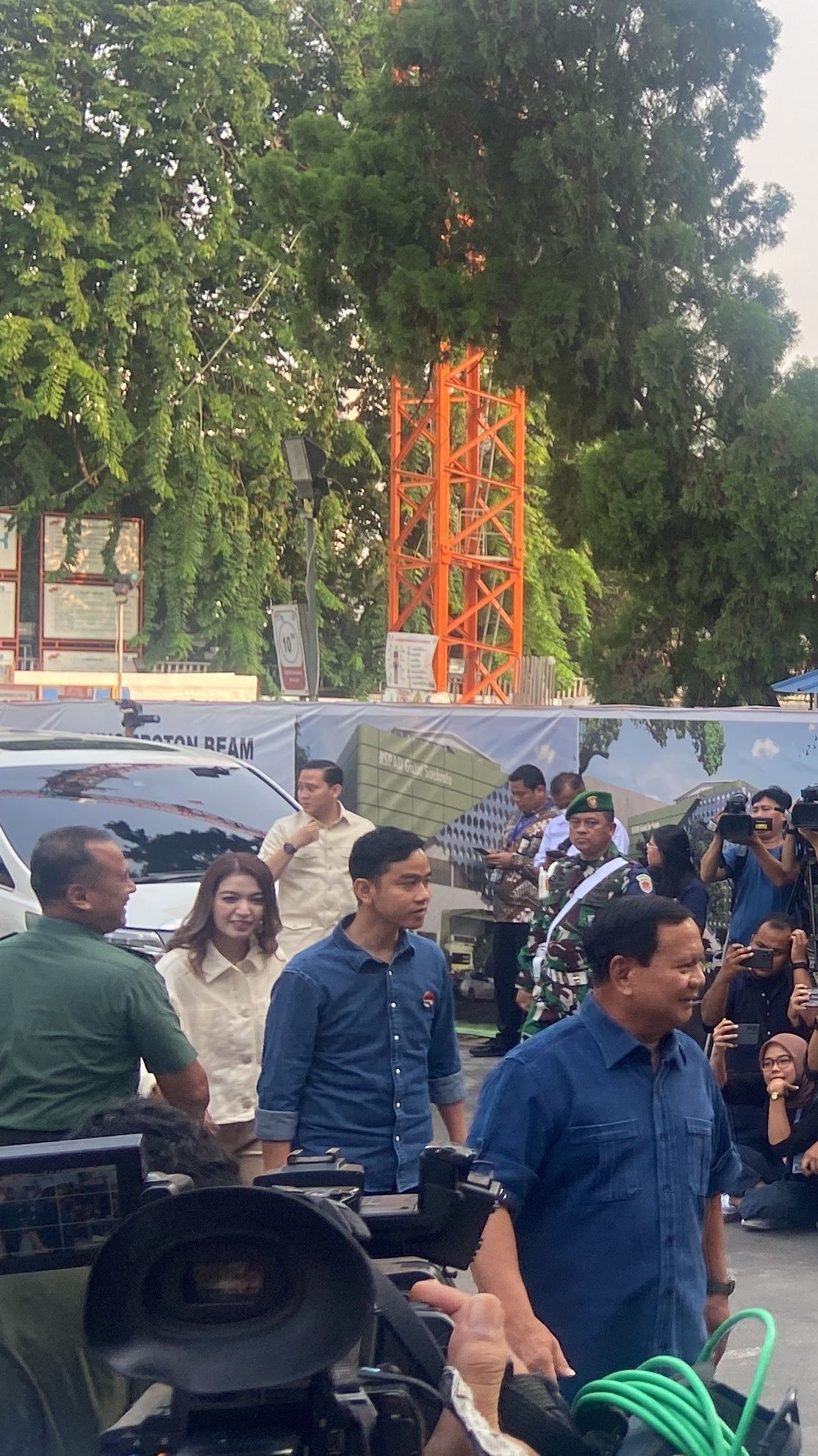 Jalani Tes Kesehatan, Prabowo-Gibran Kompak Berbaju Biru