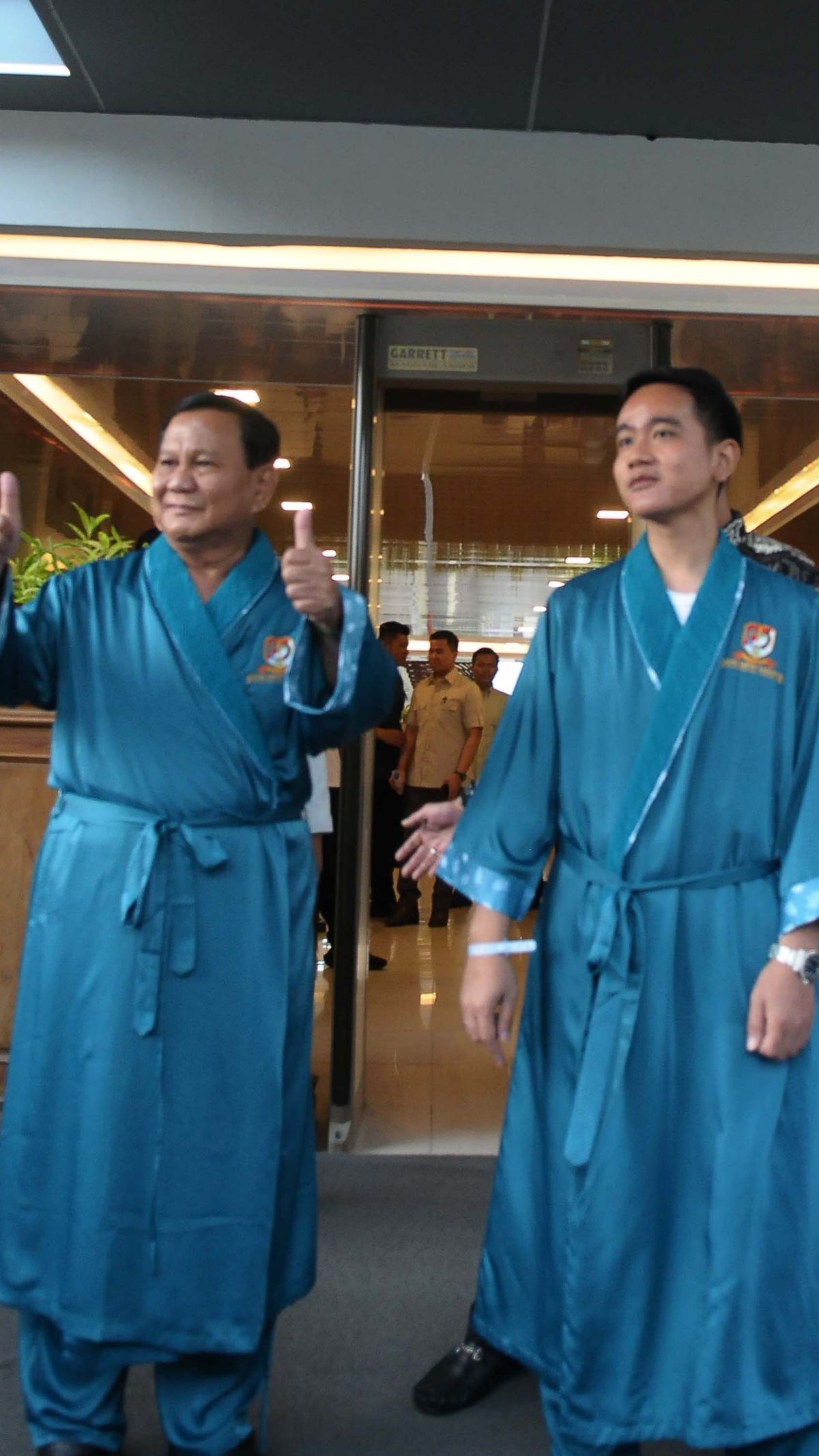 FOTO: Senyum Prabowo dan Gibran Siap Jalani Tes Kesehatan di RSPAD Gatot Soebroto