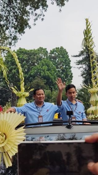 VIDEO: Prabowo Gibran Daftar KPU di Hari Sakral Pemilu, Turun Hujan di Jakarta